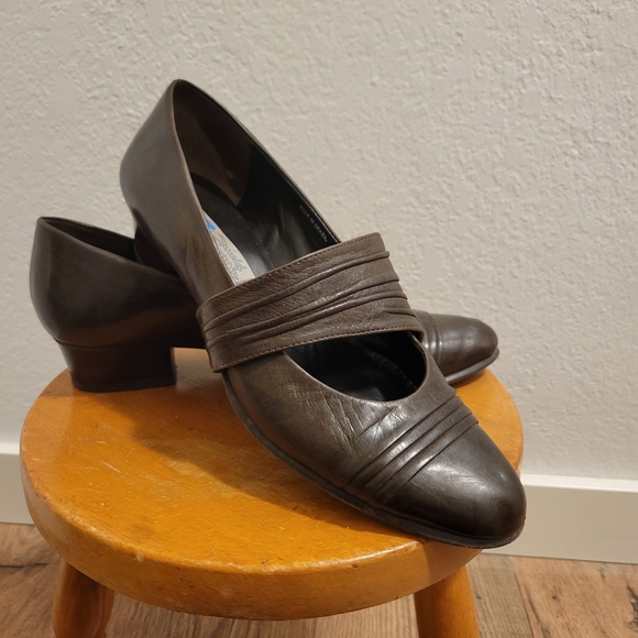 2 For $20- Brown Vintage Leather Mary Jane Style Heels - Picture 4 of 9